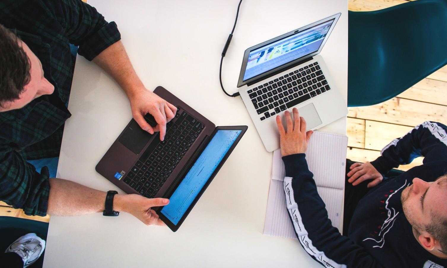 Webinar-Teilnehmerin arbeitet an ihrer SEO-Strategie