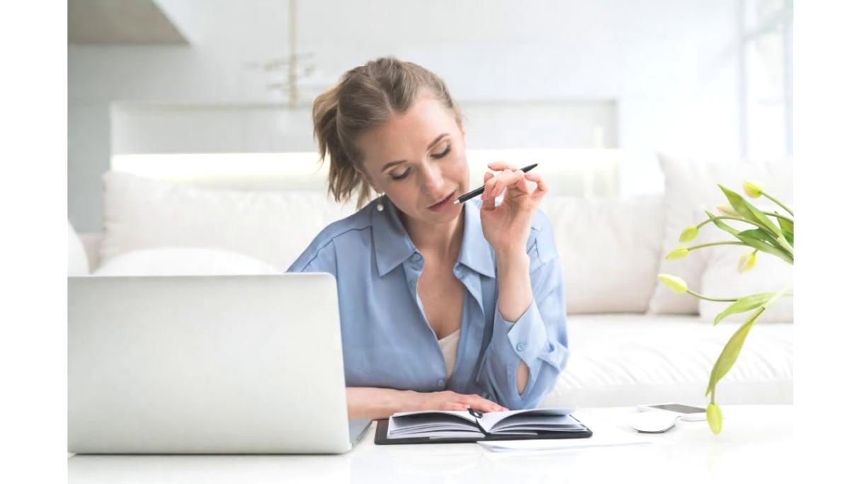 SEO Content Strategie Webinar – Teilnehmer arbeiten gemeinsam an einem Rechner